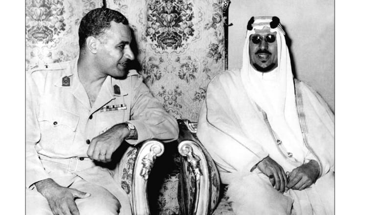 الرئيس المصري الراحل جمال عبد الناصر مع العاهل السعودي الراحل الملك سعود بن عبد العزيز، في قصر القبة بالقاهرة ، مارس/ آذار 1956