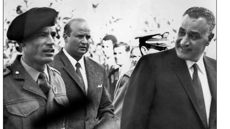 الرئيس المصري الراحل جمال عبد الناصر، مع قائد الثورة الليبية الراحل معمر القذافي يصلان معاً إلى قمة الرباط ديسمبر/ كانون الأول 1969