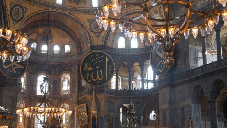 آيا صوفيا .. كنيسة بيزنطية تتزين بالآيات القرآنية في زمننا