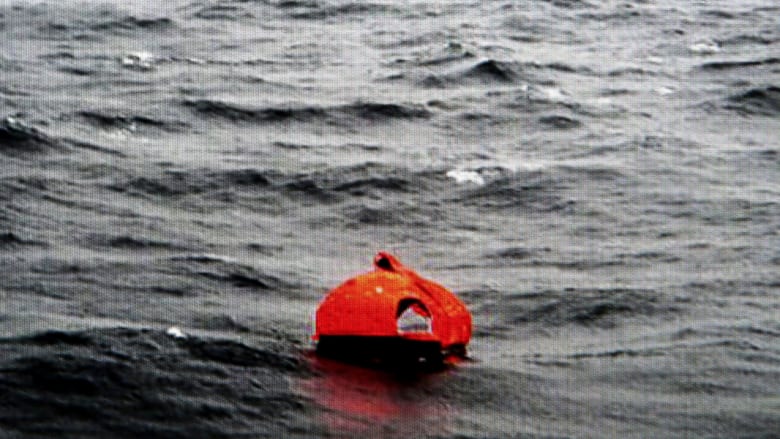 بعد يوم عصيب في العالم جواً وبحراً.. شاهد محاولات إنقاذ المسافرين على متن العبارة على سواحل اليونان