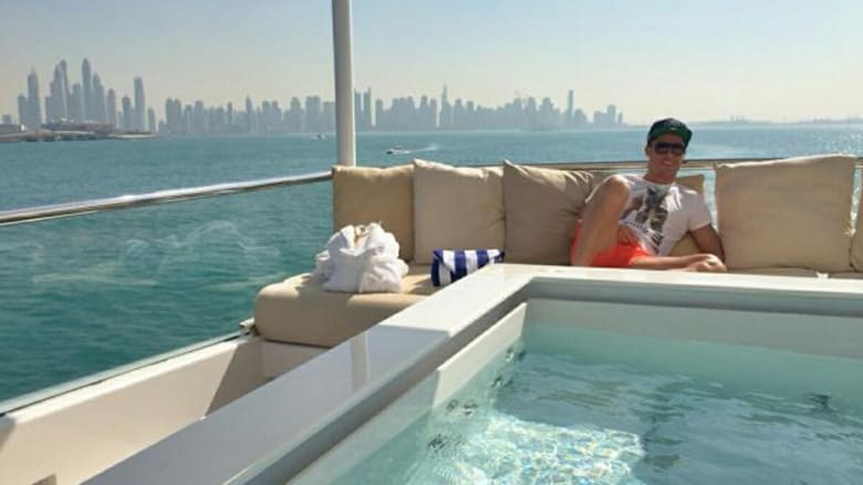 كريستيانو رونالدو يستعد لميلان مع اسرته في صحاري وشواطئ ومحلات دبي 