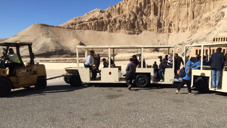 عربة حمل الزائرين يقطرها "ونش" لتحميل البضائع في مدينة الأقصر - أرسلها أحمد الغنيمي