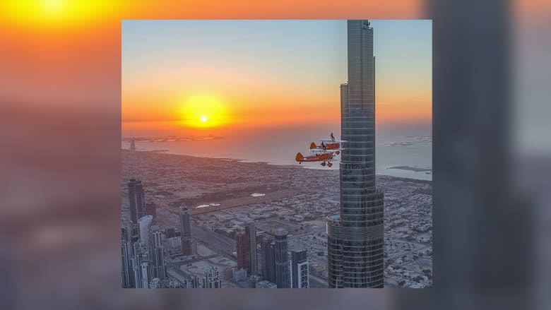 نشر ولي عهد دبي، الشيخ حمدان بن محمد بن راشد آل مكتوم مقطع فيديو يظهر فيها واقفا على طائرة شراعية تطير باتجاه برج خليفة