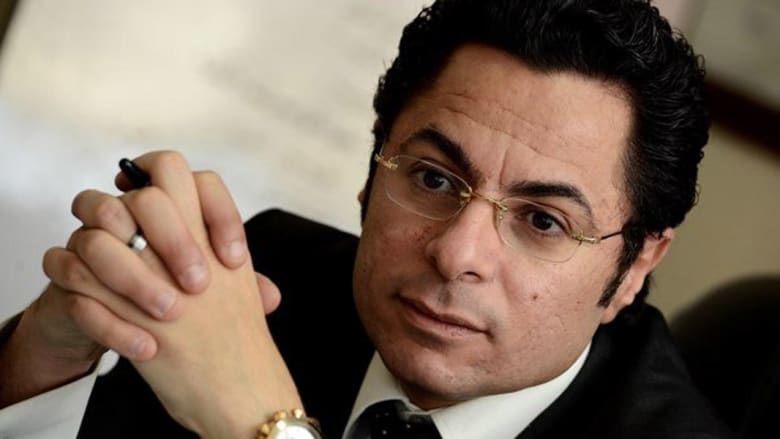 وسط صمت رسمي بعد انقضاء مهلة العلاج.. خالد أبوبكر يتقدم ببلاغ ضد عبدالعاطي مخترع جهاز "صباع كفتة الإيدز"