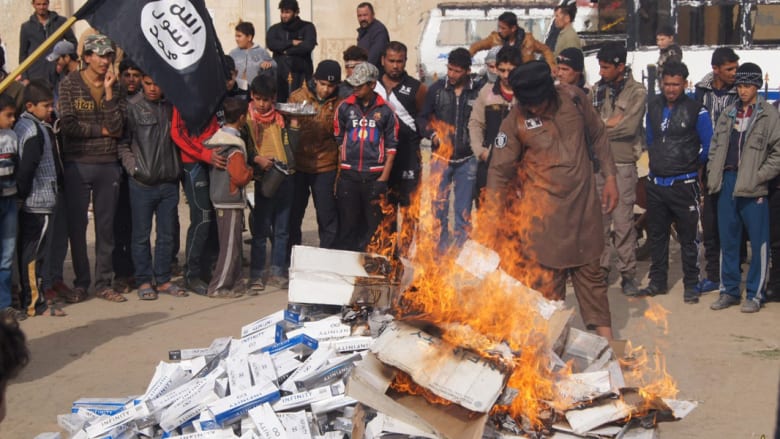 بالصور: عناصر داعش بالفلوجة يشنون حربا مدمرة.. ضحاياها علب السجائر والشيشة 
