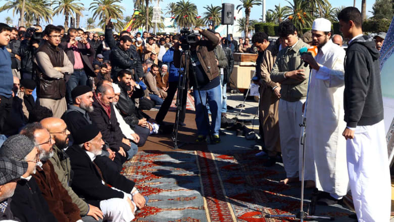 بالصور: المئات يشاركون بدفن "أبوأنس الليبي" وطرابلس تطالب أمريكا بكشف ملابسات وفاته
