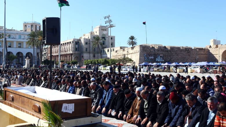 بالصور: المئات يشاركون بدفن "أبوأنس الليبي" وطرابلس تطالب أمريكا بكشف ملابسات وفاته