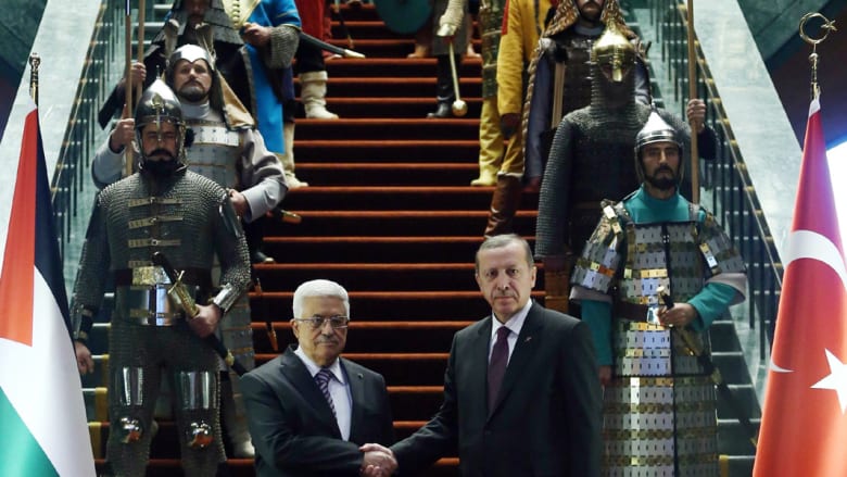 هل هي رسالة من إردوغان؟... حرس استقبال عباس يستلهم ماضي الدول التركية وآخرها الإمبراطورية العثمانية