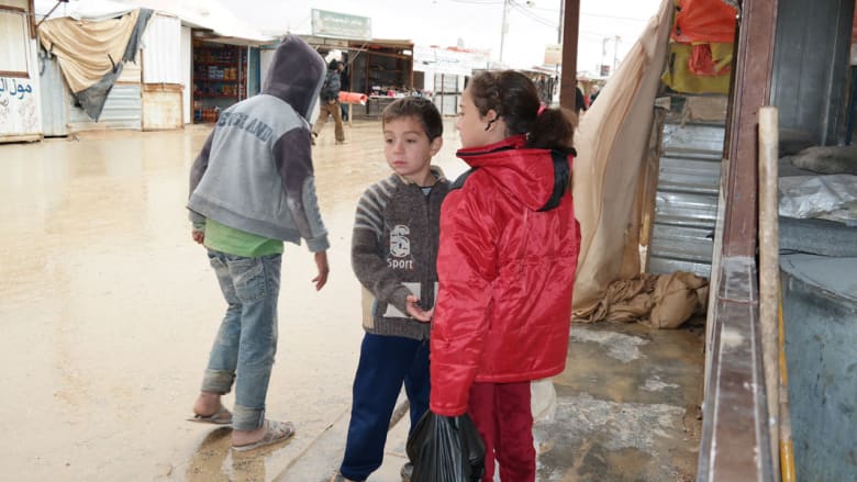 أطفال سوريون داخل مخيم الزعتري 