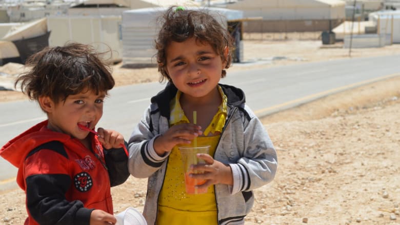 صورة لطفلين من داخل المخيم
