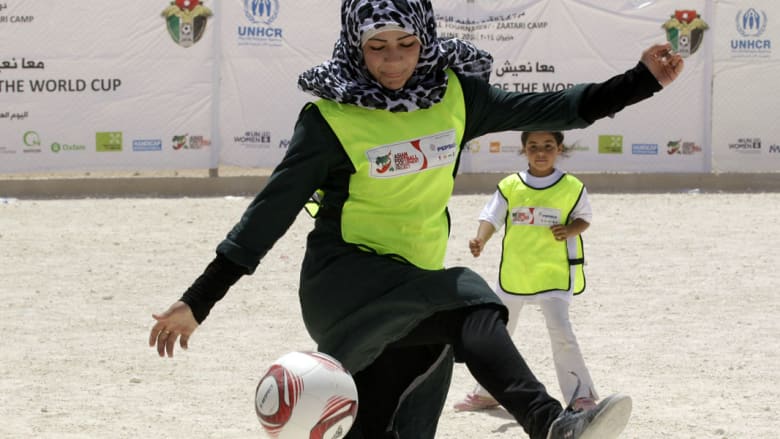 فتاة لاجئة سورية تلعب بالكرة في مخيم الزعتري 