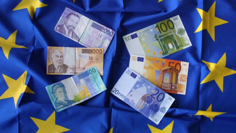 قيمة اليورو تنزل دون مستوى أول طرح للعملة الأوروبية قبل 15 سنة بالضبط