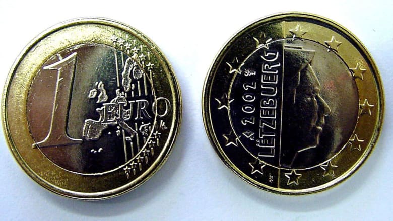قيمة اليورو تنزل دون مستوى أول طرح للعملة الأوروبية قبل 15 سنة بالضبط
