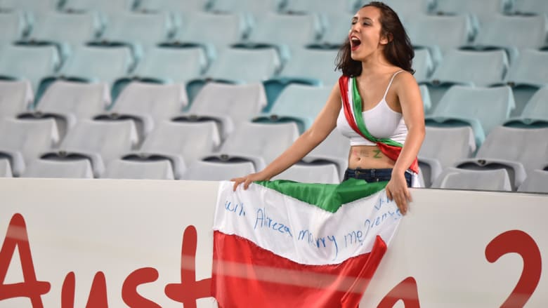 إيرانية ترفع لافتة في أستراليا تطالب فيها حارس مرمى منتخبها بالزواج منها 