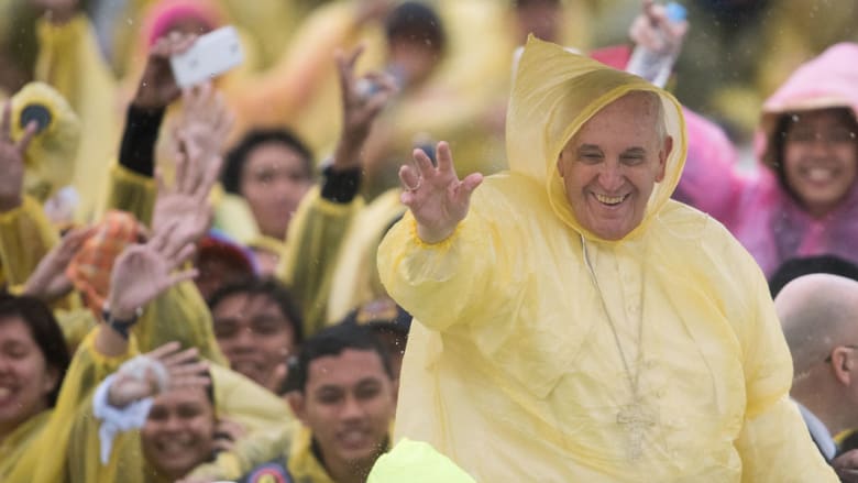بالصور.. البابا فرانسيس بالفلبين تحت المطر وبطقس عاصف