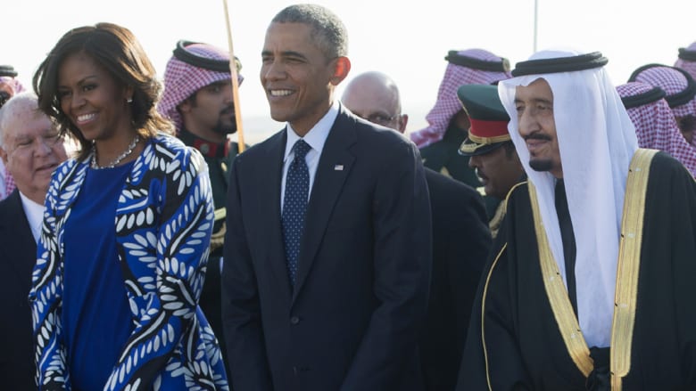 بالصور: زوجة أوباما صافحت العاهل السعودي باليد.. هل من مشكلة في ذلك؟