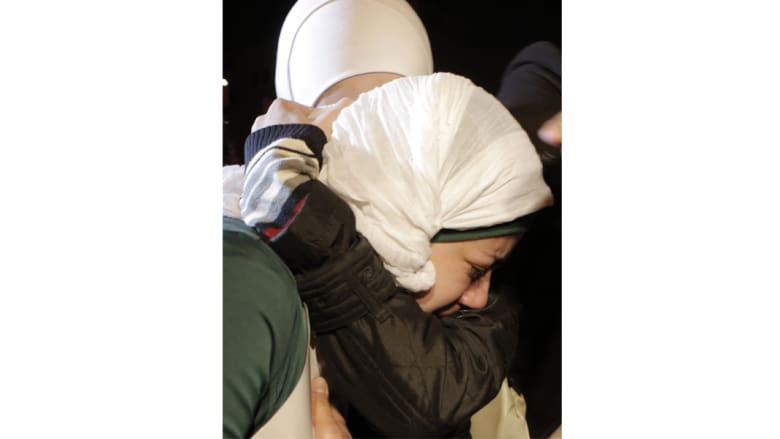 لقطات لزوجة الطيار الأردني معاذ الكساسبة في وقفة لعشيرته خارج الديوان الملكي