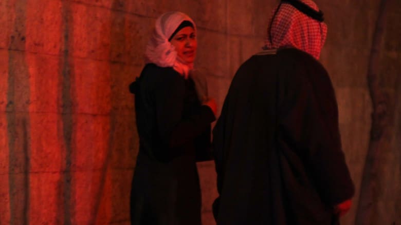 لقطات لزوجة الطيار الأردني معاذ الكساسبة في وقفة لعشيرته خارج الديوان الملكي