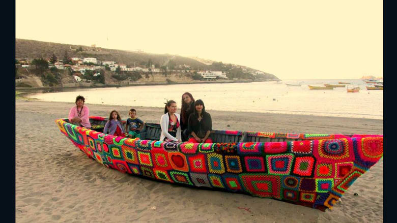 الحياكة ليست للجدات فقط..وخيوطها تغطي الأشجار والقوارب في تشيلي