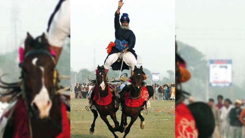 للفروسية معنى آخر في الهند..امتطاء حصانين بطولة بحد ذاتها 