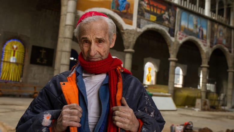 بالصور..راهب اسباني يبني منذ 50 عاماً كاتدرائية من المواد المعاد تدويرها