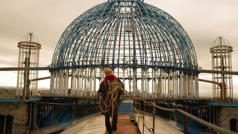 بالصور..راهب اسباني يبني منذ 50 عاماً كاتدرائية من المواد المعاد تدويرها