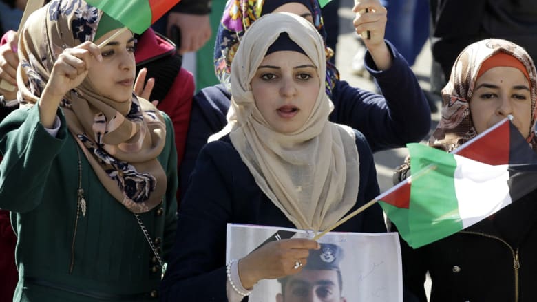  احتجاجات على مقتل الطيار الكساسبة على يد "داعش" تعم الأردن.. والملكة تشارك