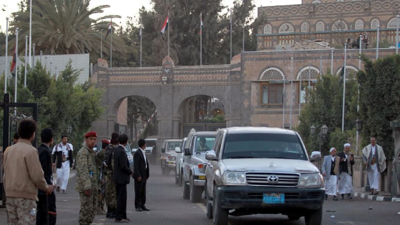 بالصور.. انفجار قنبلة في مدخل القصر الرئاسي في اليمن وتواجد كثيف لقوات الجيش