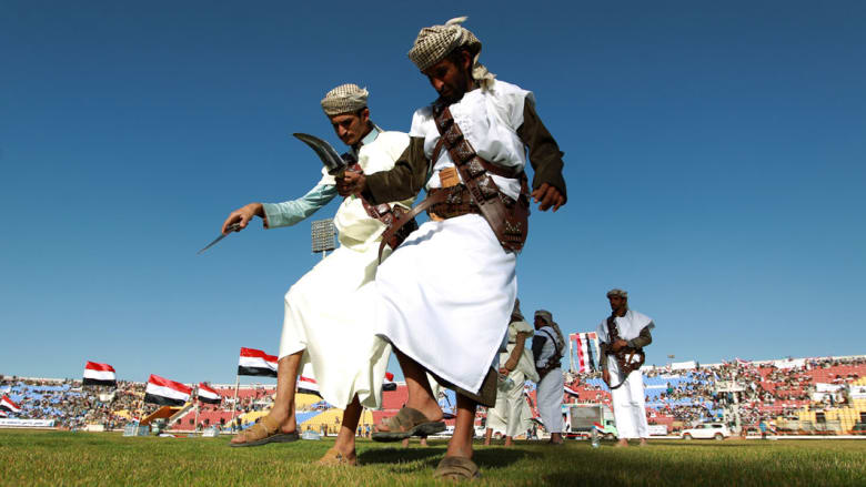 يمنيان يؤديان رقصة شعبية بإستاد شمال العاصمة صنعاء مكتظ بأنصار الحوثي قبل كلمة إلقائه كلمة متلفزة
