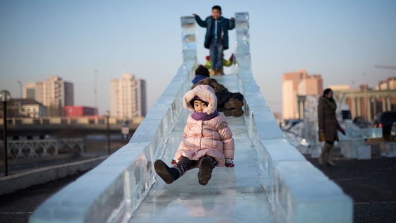 أطفال يلهون على مزلاج من الثلج في أولان باتور عاصمة منغوليا