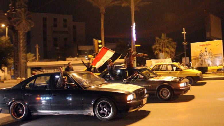بالصور.. احتفالات عراقيين برفع حظر التجوال الليلي ببغداد بعد نحو عقد من الزمن
