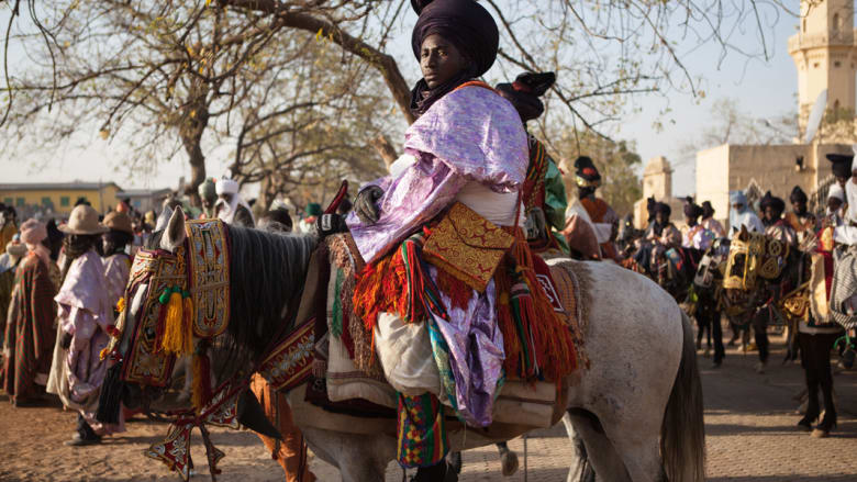 بالصور..الحرس الملكي يمتطي الأحصنة لتتويج الأمراء في نيجيريا 