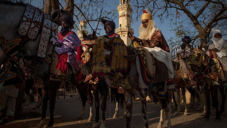 بالصور..الحرس الملكي يمتطي الأحصنة لتتويج الأمراء في نيجيريا 