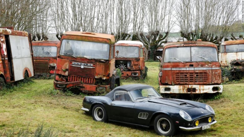 بالصور..كنز من السيارات المهجورة في مزرعة فرنسية بقيمة ملايين الدولارات