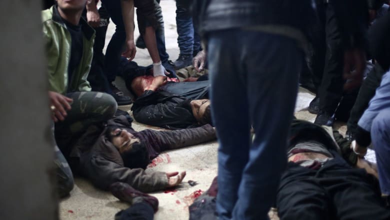 شاهد بالصور.. عشرات القتلى ودمار واسع بدوما قرب دمشق بعد ساعات على نفي الأسد استخدام براميل متفجرة
