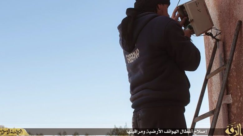 شاهد بالصور من "داعش لاند": مراقبة الهواتف والترويج للمسواك على حساب السجائر.. وساعات يد بشعار "الخلافة"