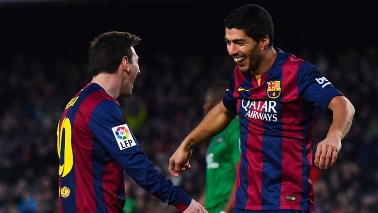 سواريز وميسي يحتفلان بعد تسجيل هدف لصالح فريقهما برشلونة 