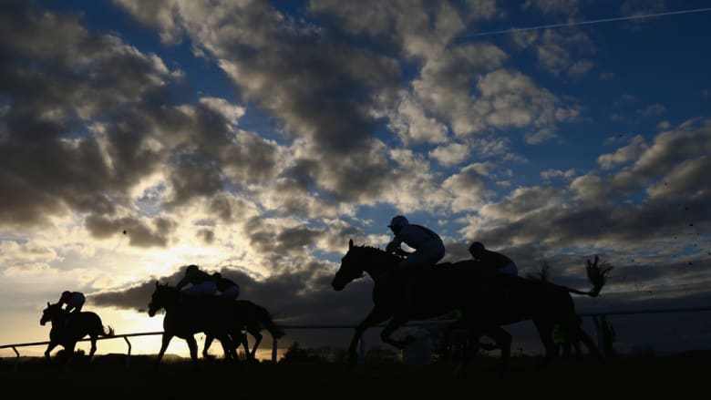 بالصور..سباق الخيول بين الغيوم الملبدة والشمس الذهبية في إنجلترا