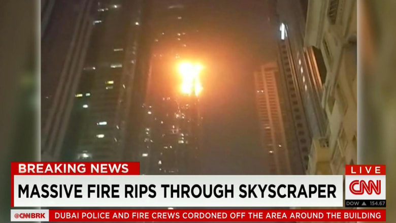 بالصور.. حريق بأكثر من طابق ببرج "The Torch" السكني في دبي والشرطة تغلق الشوارع من وإلى المنطقة