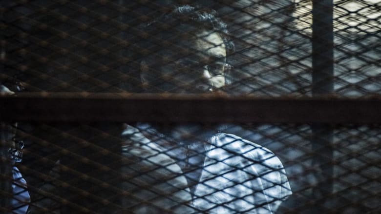 بالصور.. ردة فعل أقارب وأصدقاء الناشط المصري علاء عبدالفتاح بعد حكم سجنه