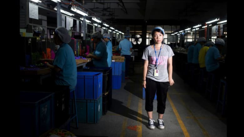 بالصور..نظرة إلى داخل الحياة الحزينة في المصانع الصينية