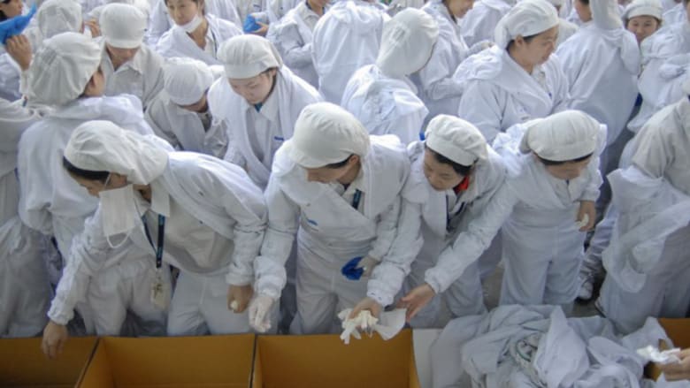 بالصور..نظرة إلى داخل الحياة الحزينة في المصانع الصينية
