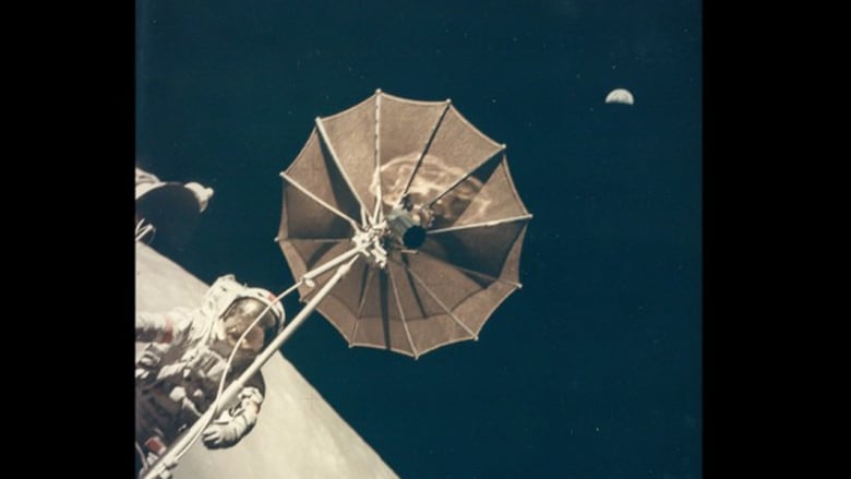 كوكب الأرض يبدو خلف رائد الفضاء أوغين جيرنان ببعثة "أبوللو 17" في ديسمبر/كانون الأول 1972