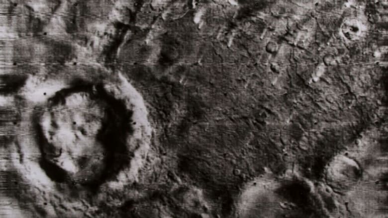 صورة لسطح المريخ التقطها المسبار "مارينر 9" وهو أول مركبة فضاء غير مأهولة تدور حول الكوكب الأحمر.