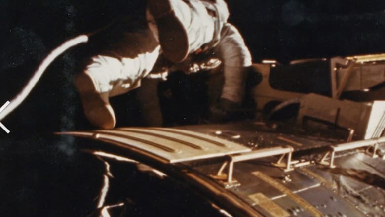 الرائد ألفرد وردن أول من مشى في عمق الفضاء أثناء بعثة "أبوللو 15" في أغسطس/آب 1971