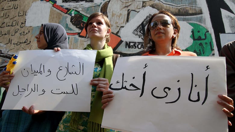 فتاتن تشاركان في مظاهرة ضد التحرش الجنسي في القاهرة عام 2012