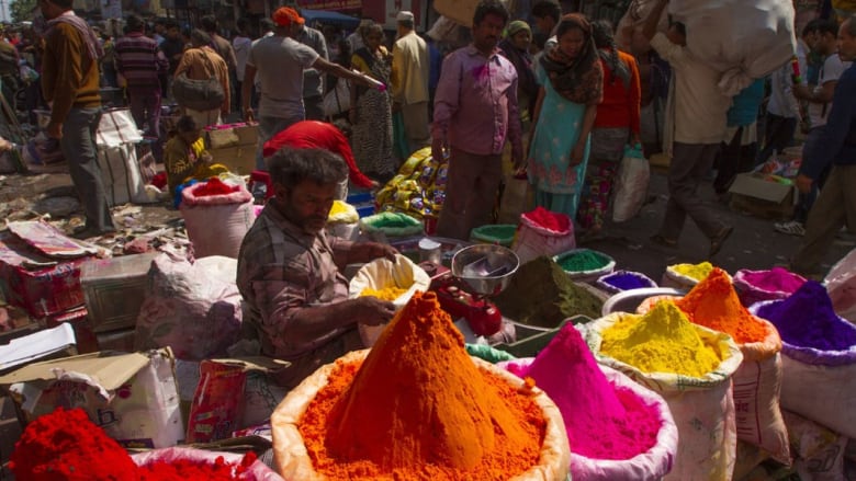 الهند تكتسي بالألوان.. والدعوات والطماطم !