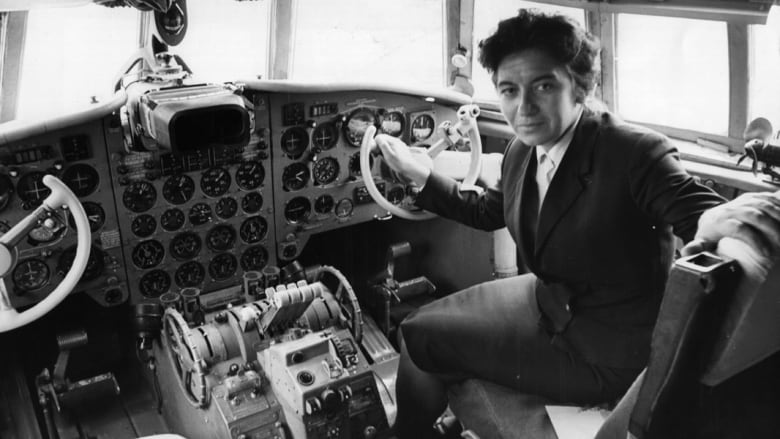 شاهد.. نساء بلغن الغيوم بأحلامهن ليصبحن الأوائل في قيادة الطائرات