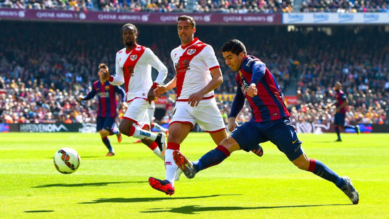 سواريز يسجل الهدف الاول لبرشلونة خلال مباراة الدوري الاسباني ضد رايو فاليكانو