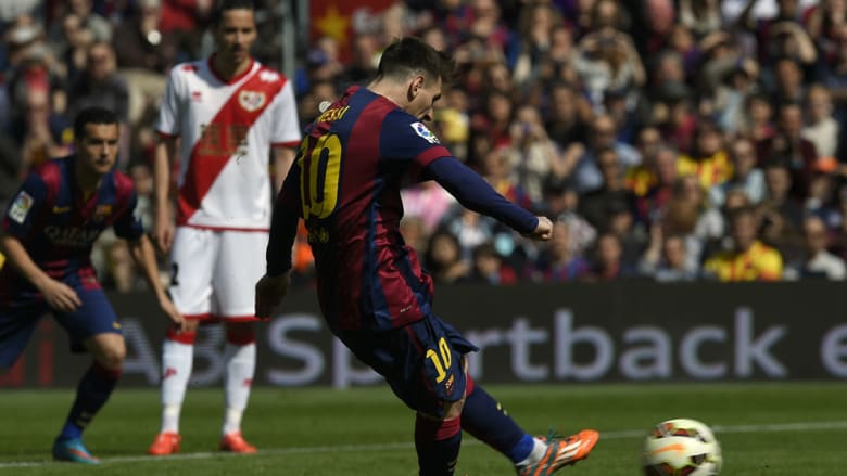 الأرجنتيني ليونيل ميسي يسجل هدفا لبرشلونة